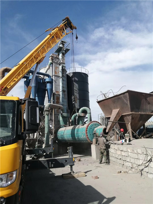 新泰市设备搬运等各类工程项目中，吊车起着关键作用